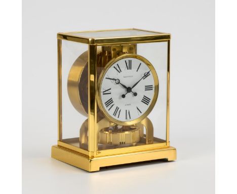             Atmos-Tischuhr. Jaeger-LeCoultre. 1955-1984. Atmos V, Kaliber 526-5, Werk-Nr. 423147. Gemarktes Werk mit Torsions