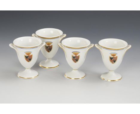 4 Likörbecher mit dem Wappen der Familie von Arnim. KPM Berlin. Zeptermarke und roter Reichsapfel, um 1840.             Polyc