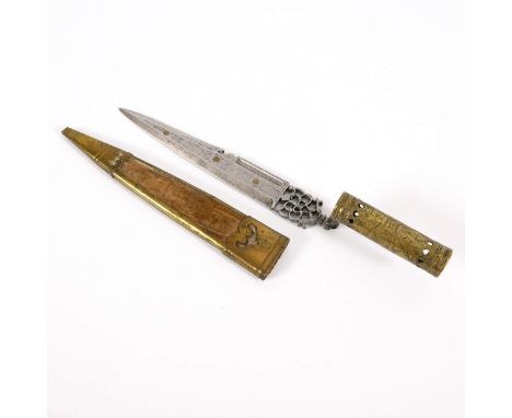 Barockes Tüllenbajonett mit Scheide.             Bajonett L 31 cm, Gesamt L 32 cm.             In der Spitze zweischneidige K