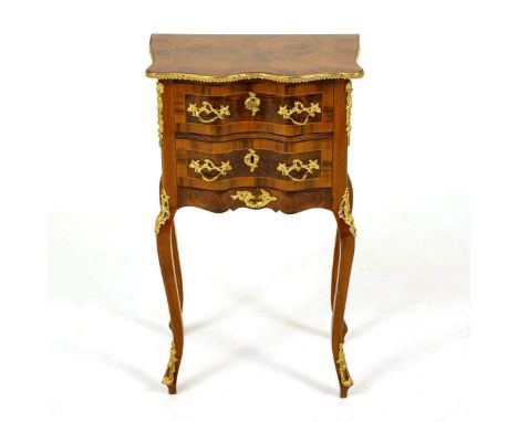 Kleine Kommode im Stil des Dresdener Barock. 20. Jh.             Nussbaum furniert. Ca. 72 x 42 x 32 cm.             Zierlich