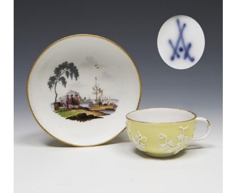 Barock-Tasse, Untertasse mit Gelbfond und Relief. Meissen. 1763-1773.             Höhe: 4 cm, ø 12,5 cm.             Auf den 