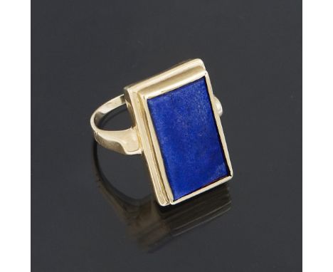 Lapislazuli-Ring.             585er Gelbgold (14 kt). Ringgröße: 52. 5,5 Gramm.             Rechteckige Lapislazuli-Tafel cir