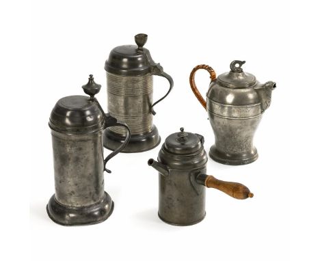 Konvolut Zinn: 2 Walzenkrüge, 1 Kanne, 1 Stielkanne. 3x gepunzt. Je Inventar-Nr. 19. Jh.             H maximal 27 cm.        