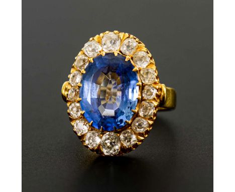 Großer Entouragering mit Saphirsynthese? und Altschliff-Brillanten.             Gelbgold 750 gestempelt. Saphir 1,4 x 1,1 x 0