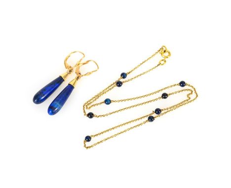 Kette und Ohrhängerpaar mit Lapislazuli.             Gelbgold 585 gestempelt. Kette L 42,5 cm. Ohrhänger L 4,5 cm. 3,1/5,2 g.