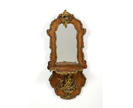Eleganter Wandspiegel im Stil des Dresdener Barock. Ende 19. Jh.             Nussbaum massiv und gebeizt. Ca. 85 x 35 cm, Spi
