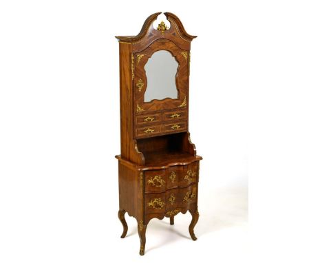 Aufsatzkommode im Stil Dresdner Barock. Wohl um 1880/90.             Nussbaum furniert und maserfurniert. Ca. 194 x 64 x 46 c