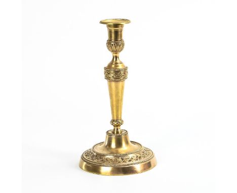 Louis-Seize-Kerzenleuchter. Ende 18. Jh.             Bronze, im Fuß Reste der Versilberung. H 27,5 cm.             Spätbarock