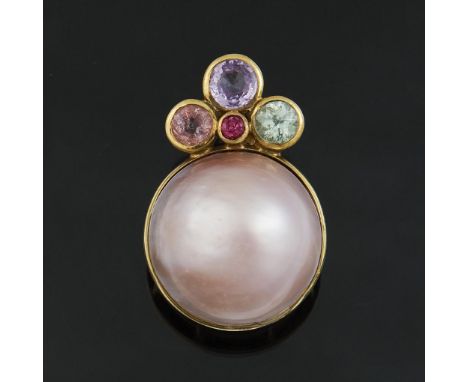 Perlen-Clip-Anhänger.             750er Gelbgold (18 kt). Länge: 3 cm. 6,6 Gramm.             Roséfarbene Mabe-Zuchtperle ø 1
