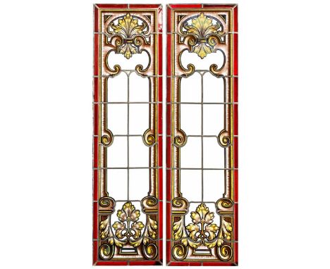 2 schlanke Bleiglasfenster. Ende 19. Jh.             Farbloses und rotes Glas, wohl gedrucktes polychromes Dekor. Je 107 x 28