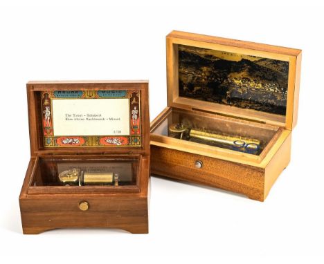 2 kleine Schweizer Spieldosen. 20. Jh.             Nussbaum furniert bzw. massiv. 7 x 17 x 10 bzw. 7 x 14 x 9 cm.            