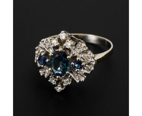 Ring mit Saphiren und Diamanten.             Weißgold 585 geprüft. Ringgröße 59. 4,6 g.             3 chatongefasste Saphire,