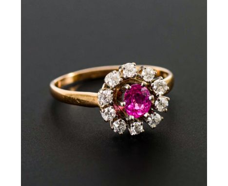Art-déco-Ring mit Rubin und Altschliff-Brillanten.             Gelbgold/Weißgold 585 gestempelt. Ringgröße 60. 2,9 g.        