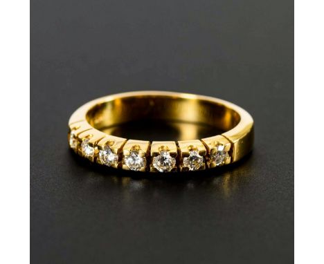 Halbmemoryring mit Brillanten.             Gelbgold 750 gestempelt. Brillanten zus. ca. 0,35 ct. Weiß/vs-vvs. Ringgröße 60. 5