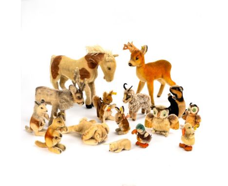 15 Plüschtiere, darunter 2 Kängurus mit Baby. Steiff. Einige mit Knopf und Fähnchen bzw. Brustschild. 1960er Jahre und jünger