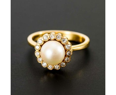 Ring mit Zuchtperle und Diamanten.             Gelbgold 750 gestempelt. Perle Ø 7,5 mm. Ringgröße 54. 5,3 g.             Zuch