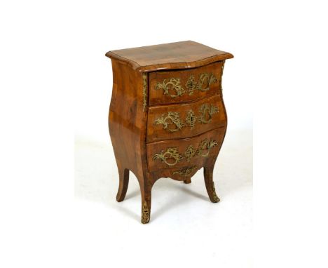Kleine Kommode im Stil des Dresdener Barock. Ende 19. Jh.             Nussbaum furniert. Ca. 82 x 54 x 38 cm.             Kle