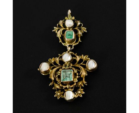 Antiker Anhänger mit Smaragden und Perlmutt, 18. Jh.             Silber geprüft, restvergoldet. Smaragde zus. ca. 1,20 ct. An