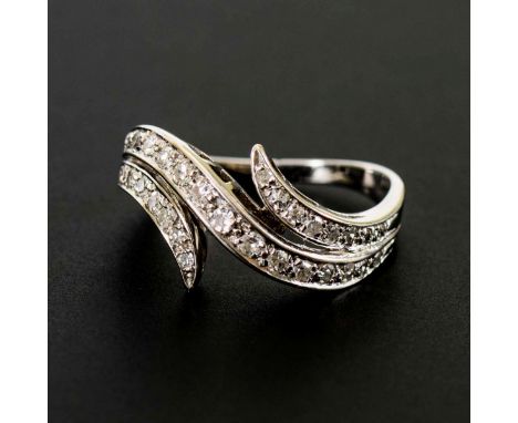 Ring mit Diamanten.             Weißgold 585 gestempelt. Diamanten zus. 0,62 ct. Ringgröße 56.             31 kleine, eingela