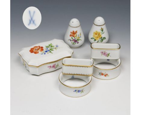 7 Tafel-Accessoires. Meissen. 1997.             Breite: 5,5-10 cm, Höhe: 6 cm, ø 6 cm.             Salzstreuer, Pfefferstreue