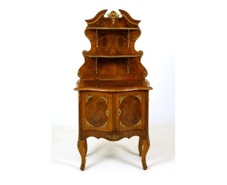 Etagerenschränkchen im Stil des Dresdener Barock. Um 1880/90.             Nussbaum furniert und maserfurniert. Ca. 145,5 x 69