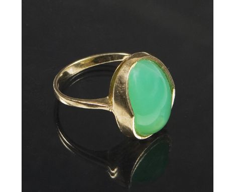 Chrysopras-Ring.             333er Gelbgold (8 kt). Ringgröße: 48/49. 3,5 Gramm.             Ovaler Chrysopras-Cabochon circa