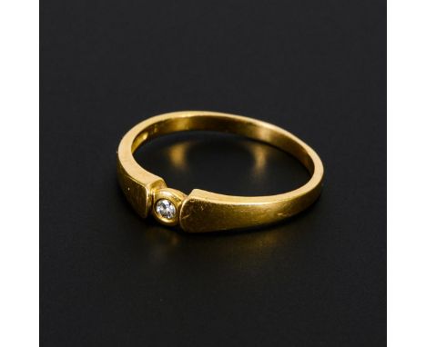 Ring mit Brillant.             Gelbgold 750. Ringgröße 59. 2,7 g.             Schmaler Reif mit kleinem, zargengefasstem Bril