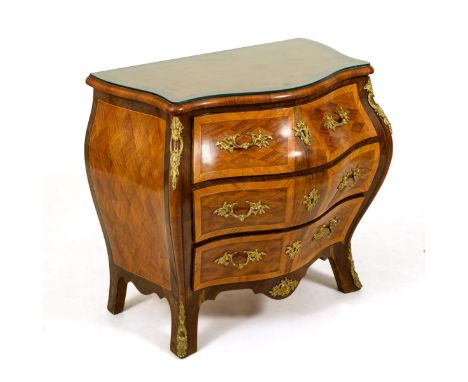Gebauchte Kommode im Barock-Stil. Um 1900.             Nussbaum und Rosenholz furniert, marketiert. Ca. 83 x 87 x 64 cm.     