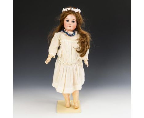 Zierliches Puppenmädchen. Kämmer & Reinhardt. Kopfmarke: Majestic Germany 2 1/2 Regd. 1902.             Biskuitporzellan, Mas