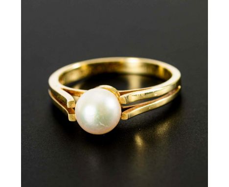 Ring mit Zuchtperle.             Gelbgold 585 gestempelt. Perle Ø 7,5 mm. Ringgröße 60. 3,8 g.             Zuchtperle zwische