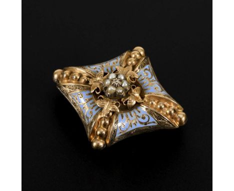 Biedermeier-Medaillonbrosche.             Roségold 8 k geprüft. 4,8 x 4 cm. 12,8 g.             Reliefierte Brosche mit perlc