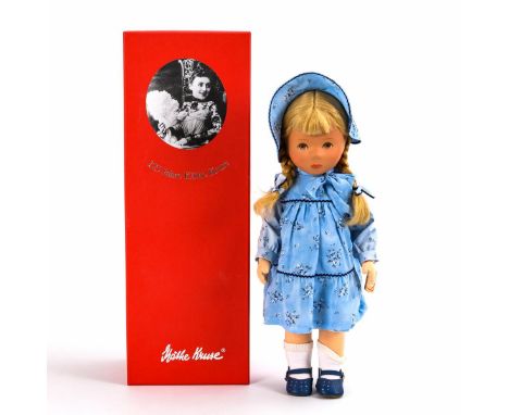 Seltene "Flessibila" im Originalkarton. Käthe Kruse. Originaletikett aus Holz. Entwurf Hanne Adler 1965, Ausführung von 2010.