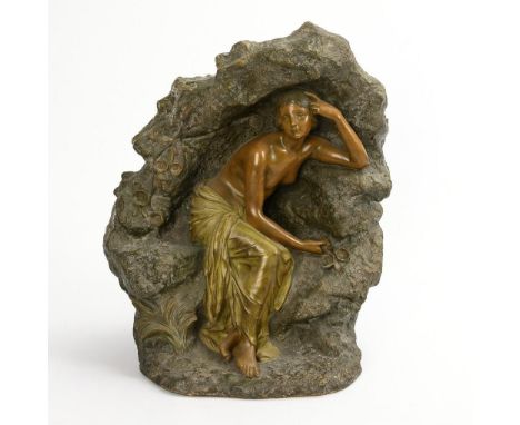 Jugendstil-Mädchen in Grotte. Ungemarkt. Um 1900. Am Sockel signiert "J. Caussé". Entwurf: Julien CAUSSÉ (1869-?), eventuell 