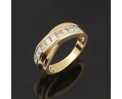 Diamant-Ring.             750er Gelbgold (18 kt). Ringgröße: 53. 6,3 Gramm.             10 Diamant-Carré circa 1 ct in Zargen