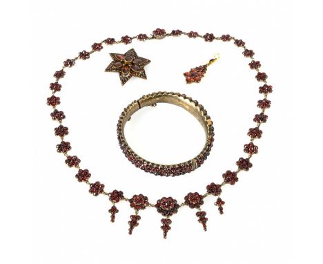 3 Schmuckstücke mit Granaten Ende 19. Jh, 1 jüngerer Anhänger.             Metall. Collier L 50 cm. Armreif Ø 6 cm. Brosche Ø
