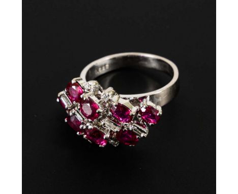 Ring mit Rubinen und Diamanten.             Weißgold 585 gestempelt. Rubine zus. ca. 1,60 ct. Baguettediamanten und 8/8 Diama