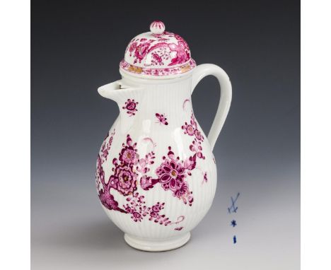 Birnkanne mit Purpurmalerei. Meissen. Schwertermarke mit Stern, Marcolini-Zeit, 1774-1814.             Purpurfarbene, indiani