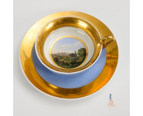 Ansichtentasse Berlin. KPM Berlin. Zeptermarke und roter Reichsapfel, um 1840.             Polychrom bemalt, goldstaffiert. T