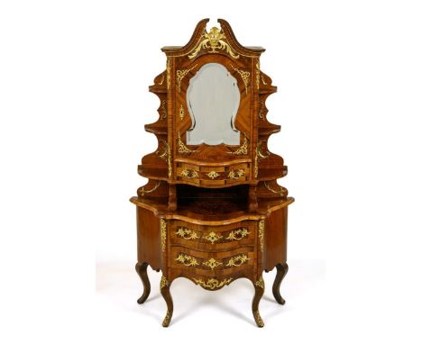 Etagerenaufsatzkommode im Stil des Dresdener Barock. Wohl 1890/1900.             Nussbaum, Palisander furniert. Ca. 205 x 115