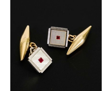 Englisches Manschettenknopfpaar mit Rubinen.             Gelbgold/Weißgold 375 gestempelt. 1 x 1 cm. 5,7 g.             Klein