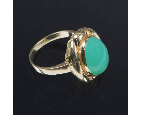 Chrysopras-Ring. Schroth &amp; Cie., Heilbronn.             585er Gelbgold (14 kt). Ringgröße: 53. 5,6 Gramm.             Ova