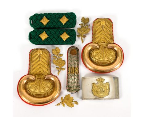 Konvolut eines Forstbeamten - Sachsen.                         Epaulettenpaar mit Goldstickerei und sächsischem Wappen auf de