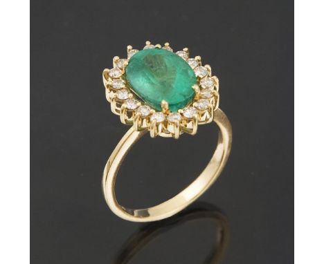 Smaragd-Brillant-Ring.             750er Gelbgold (18 kt). Ringgröße: 52/53. 4,8 Gramm.             Facettierter Smaragd circ