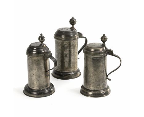 3 Walzenkrüge Zinn. Je 3 Punzen. Je Inventar-Nr.             H maximal 28 cm.             Jeder Walzenkrug mit glatter Wandun