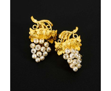 Ohrsteckerpaar "Trauben".             Gelbgold 585 geprüft. 2,7 x 1,7 cm. 8,0 g.             Plastisch gearbeitete Weinlaub-B