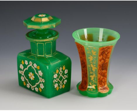 Uranglas-Karaffe und Becher mit Emailmalerei. Um 1850.             Grünes Uranglas, polychrome Emailmalerei, Goldstaffage.   