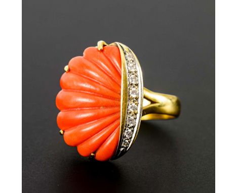 Ring mit Koralle und Brillanten.             Gelbgold 750 geprüft. Ringgröße 59. 9,8 g.             Krappengefasste, muschelf