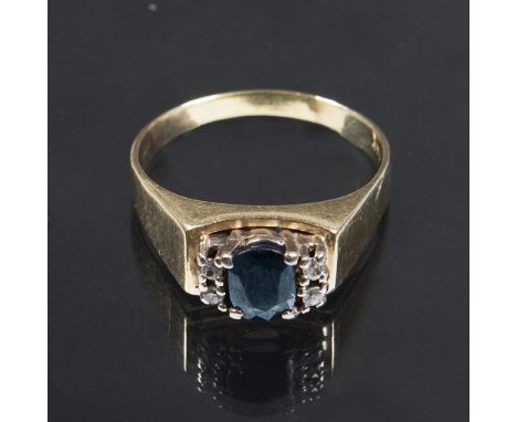 Saphir-Diamant-Ring.             585er Gelbgold (14 kt). Ringgröße: 55. 3,5 Gramm.             Ovaler facettierter Saphir cir