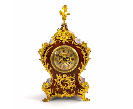             Stutzuhr im Barock-Stil. 20. Jh. "B&W" gemarktes Werk mit Halbstundenschlag auf Rundgong. Läuft nicht. Messingzif