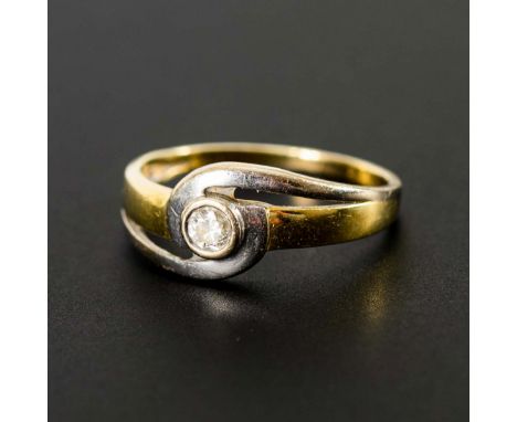 Ring mit Brillant.             Gelbgold 585 gestempelt. Ringgröße 52. 2,1 g.             2-farbiger Ring mit kleinem, zargeng